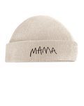 Зимна бежава шапка с примерен надпис с почерка на дете: Мама. 